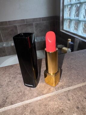 CHANEL Rouge Allure Velvet
Luminous Matte Lip Colour 43 La
Favorite